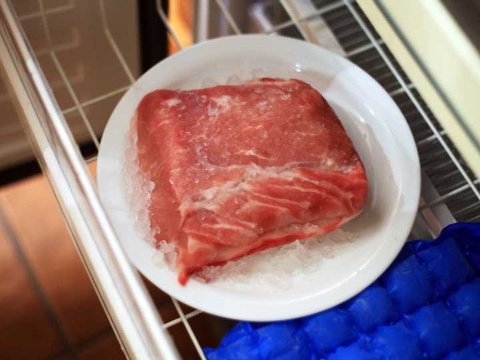 Почему нельзя размораживать мясо в воде Почему нельзя размораживать мясо в воде