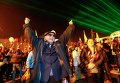 Люди наблюдают за праздничным салютом в честь присоединения Крыма к Российской Федерации на главной площади Симферополя Люди наблюдают за праздничным салютом в честь присоединения Крыма к Российской Федерации на главной площади Симферополя