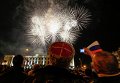 Люди наблюдают за праздничным салютом в честь присоединения Крыма к Российской Федерации на главной площади Симферополя Люди наблюдают за праздничным салютом в честь присоединения Крыма к Российской Федерации на главной площади Симферополя