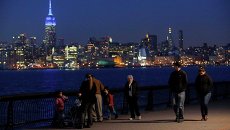 Эмпайр-стейт-билдинг подсвечено синими прожекторами в рамках акции Light It Up Blue Эмпайр-стейт-билдинг подсвечено синими прожекторами в рамках акции Light It Up Blue