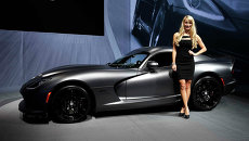 Автомобиль Dodge Viper на международном автосалоне в Нью-Йорке, США Автомобиль Dodge Viper на международном автосалоне в Нью-Йорке, США
