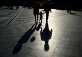 Отдыхающие на набережной в Ялте Отдыхающие на набережной в Ялте