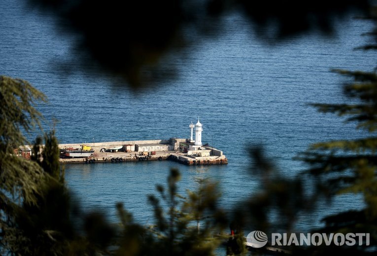 Маяк у пассажирского порта в Ялте Маяк у пассажирского порта в Ялте