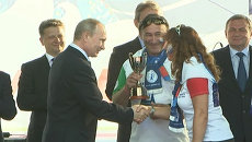 Путин наградил победителей регаты в Сочи и прогулялся по паруснику Мир Путин наградил победителей регаты в Сочи и прогулялся по паруснику Мир