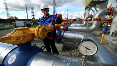 Работник Газпрома на газохранилище. Архивное фото Работник Газпрома на газохранилище. Архивное фото