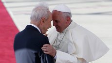 Президент Израиля Шимон Перес приветствует Папу Римского Франциска в международном аэропорту Бен-Гурион близ Тель-Авива Президент Израиля Шимон Перес приветствует Папу Римского Франциска в международном аэропорту Бен-Гурион близ Тель-Авива