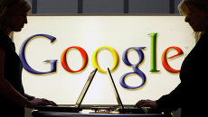 Девушки с ноутбуками на фоне логотипа Google. Архивное фото Девушки с ноутбуками на фоне логотипа Google. Архивное фото