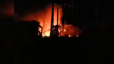 Пламя высотой в несколько метров бушевало на Ачинском НПЗ после взрыва газа Пламя высотой в несколько метров бушевало на Ачинском НПЗ после взрыва газа
