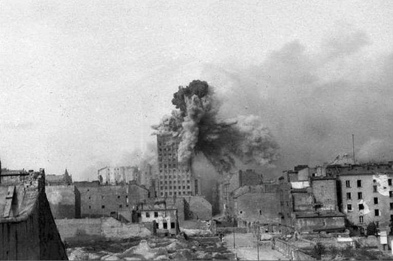 Попадание 2х тонного снаряда в здание Prudential, 28-го августа 1944 Попадание 2х тонного снаряда в здание Prudential, 28-го августа 1944