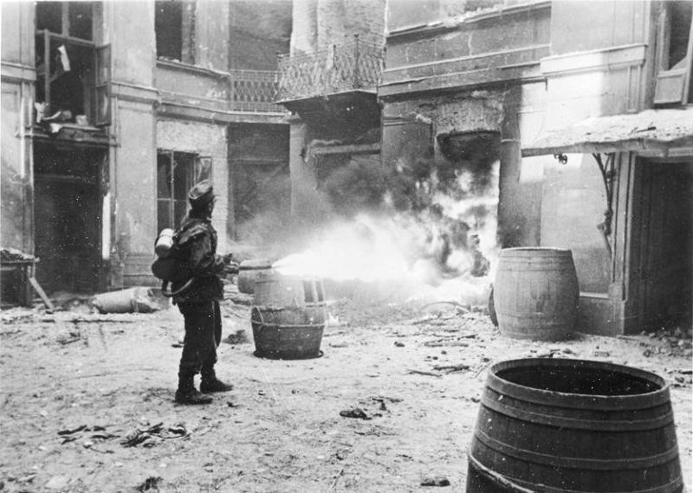 Немецкий огнеметчик на улице Варшавы. 11-ое сентября 1944 Немецкий огнеметчик на улице Варшавы. 11-ое сентября 1944