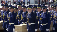 Прощание с жертвами крушения Boeing 777 перед отправкой тел в Нидерланды Прощание с жертвами крушения Boeing 777 перед отправкой тел в Нидерланды