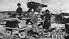 Русские солдаты на привале около боевого орудия, архивное фото Русские солдаты на привале около боевого орудия, архивное фото