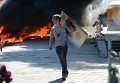 Активист идет мимо подожженных покрышек на площади Независимости в Киеве Активист идет мимо подожженных покрышек на площади Независимости в Киеве