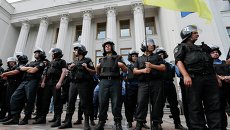 Сотрудники милиции во время митинга у Верховной Рады Украины Сотрудники милиции во время митинга у Верховной Рады Украины