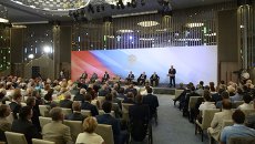 Президент РФ Владимир Путин выступает на встрече в Ялте членами фракций политических партий Государственной Думы РФ Президент РФ Владимир Путин выступает на встрече в Ялте членами фракций политических партий Государственной Думы РФ