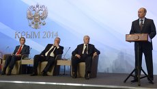 Президент РФ Владимир Путин выступает на встрече в Ялте с членами фракций политических партий Государственной Думы РФ Президент РФ Владимир Путин выступает на встрече в Ялте с членами фракций политических партий Государственной Думы РФ