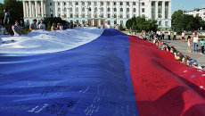 Жители Симферополя во время празднования Дня российского флага. Архивное фото Жители Симферополя во время празднования Дня российского флага. Архивное фото