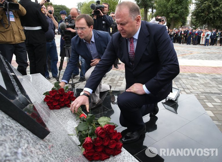 Министр культуры России Владимир Мединский возлагает цветы к памятнику Штыковая атака в Гусеве Министр культуры России Владимир Мединский возлагает цветы к памятнику Штыковая атака в Гусеве