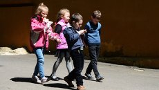 Дети около школы в Донецке. Архивное фото Дети около школы в Донецке. Архивное фото