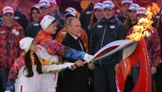 Владимир Путин во время торжественной церемонии зажжения чаши Олимпийского огня на Красной площади Владимир Путин во время торжественной церемонии зажжения чаши Олимпийского огня на Красной площади