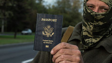 Ополченец Хантер демонстрирует паспорт гражданина США Ополченец Хантер демонстрирует паспорт гражданина США