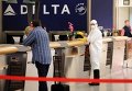 Доктор Джил Мобли, врач из Миссури, зарегистрировался и сел в самолет в защитном костюме. Международный аэропорт Атланты, 2 октября 2014 Доктор Джил Мобли, врач из Миссури, зарегистрировался и сел в самолет в защитном костюме. Международный аэропорт Атланты, 2 октября 2014
