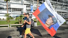 Зрители несут флаг с портретом гонщика команды Торо Россо Даниила Квята Зрители несут флаг с портретом гонщика команды Торо Россо Даниила Квята