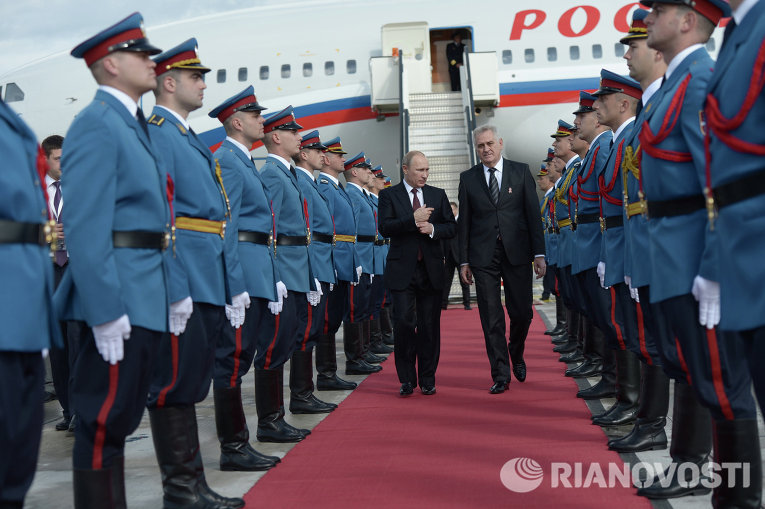 Президент России Владимир Путин и президент Сербии Томислав Николич во время церемонии встречи в аэропорту Белграда Президент России Владимир Путин и президент Сербии Томислав Николич во время церемонии встречи в аэропорту Белграда