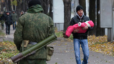 Люди в Донецке покидают дома после предупреждения о возможном обстреле силовиками Люди в Донецке покидают дома после предупреждения о возможном обстреле силовиками