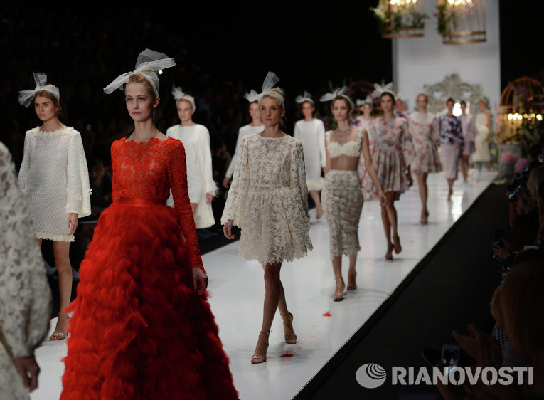 Высокая мода фото подиума Высокая мода фото подиума