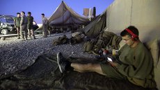Американский морской пехотинец перед отъездом с военной базы в Афганистане Американский морской пехотинец перед отъездом с военной базы в Афганистане