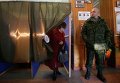 Жительница Донецка голосует на выборах главы ДНР и депутатов Народного Совета республики на избирательном участке Жительница Донецка голосует на выборах главы ДНР и депутатов Народного Совета республики на избирательном участке