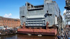 Спуск на воду кормовой части вертолетоносца класса Мистраль. Архивное фото Спуск на воду кормовой части вертолетоносца класса Мистраль. Архивное фото