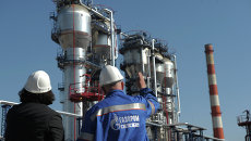 Сотрудники Московского нефтеперерабатывающего завода ОАО Газпром нефть. Архивное фото Сотрудники Московского нефтеперерабатывающего завода ОАО Газпром нефть. Архивное фото