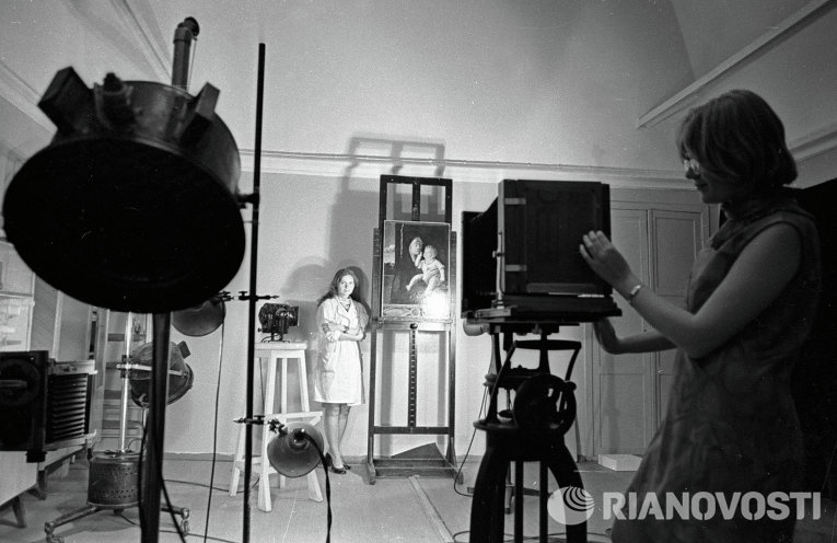 Исследователи фотографируют картины в ультрафиолетовых и рентгеновских лучах в лаборатории физики Государственного Эрмитажа Исследователи фотографируют картины в ультрафиолетовых и рентгеновских лучах в лаборатории физики Государственного Эрмитажа