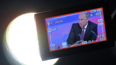 Монитор камеры, снимающей десятую большую ежегодную пресс-конференцию в Центре международной торговли на Красной Пресне Монитор камеры, снимающей десятую большую ежегодную пресс-конференцию в Центре международной торговли на Красной Пресне