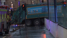 Полицейские перекрыли улицу в Глазго, где мусоровоз сбил шесть человек Полицейские перекрыли улицу в Глазго, где мусоровоз сбил шесть человек