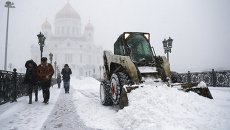 Уборка снега у Храма Христа Спасителя в Москве Уборка снега у Храма Христа Спасителя в Москве