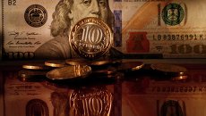 Денежные купюры долларов США и рублей. Архивное фото Денежные купюры долларов США и рублей. Архивное фото