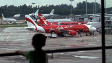 Самолеты компании Air Asia в аэропорту Чанги в Сингапуре Самолеты компании Air Asia в аэропорту Чанги в Сингапуре