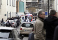 Автомобили скорой помощи возле офиса издания Charlie Hebdo в Париже Автомобили скорой помощи возле офиса издания Charlie Hebdo в Париже