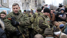 Глава ДНР Александр Захарченко на месте обстрела остановки в Донецке. 22 января 2015 Глава ДНР Александр Захарченко на месте обстрела остановки в Донецке. 22 января 2015