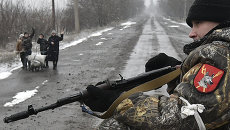 Местные жители приветствуют ополченцев в Углегорске Местные жители приветствуют ополченцев в Углегорске