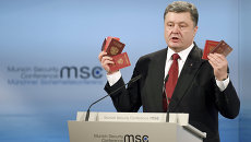 Президент Украины Петр Порошенко демонстрирует на Мюнхенской конференции паспорт и военный билет, которые якобы принадлежат российским военным. Архивное фото Президент Украины Петр Порошенко демонстрирует на Мюнхенской конференции паспорт и военный билет, которые якобы принадлежат российским военным. Архивное фото