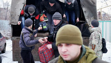 Добровольцы собираются на военной базе в Донецке в первый день мобилизации Добровольцы собираются на военной базе в Донецке в первый день мобилизации