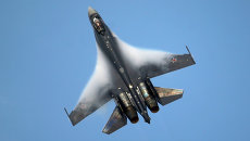 Российский истребитель СУ-35 во время выступления на авиасалоне в Ле Бурже, Франция Российский истребитель СУ-35 во время выступления на авиасалоне в Ле Бурже, Франция