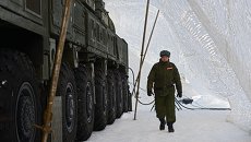 Военнослужащий ракетных войск стратегического назначения у МБР РС-24 Ярс. Архивное фото Военнослужащий ракетных войск стратегического назначения у МБР РС-24 Ярс. Архивное фото