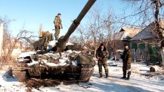 Ополченцы показали оставленные украинской армией танки и оружие в Дебальцево Ополченцы показали оставленные украинской армией танки и оружие в Дебальцево