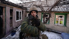 Ополченец Луганской народной республики (ЛНР) подобрал котенка в Чернухино Ополченец Луганской народной республики (ЛНР) подобрал котенка в Чернухино