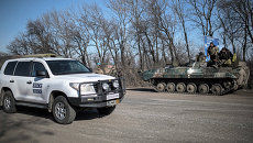 Автомобиль ОБСЕ проезжает мимо украинских военных в окрестностях Артемовска. Украина, 23 февраля 2015 Автомобиль ОБСЕ проезжает мимо украинских военных в окрестностях Артемовска. Украина, 23 февраля 2015
